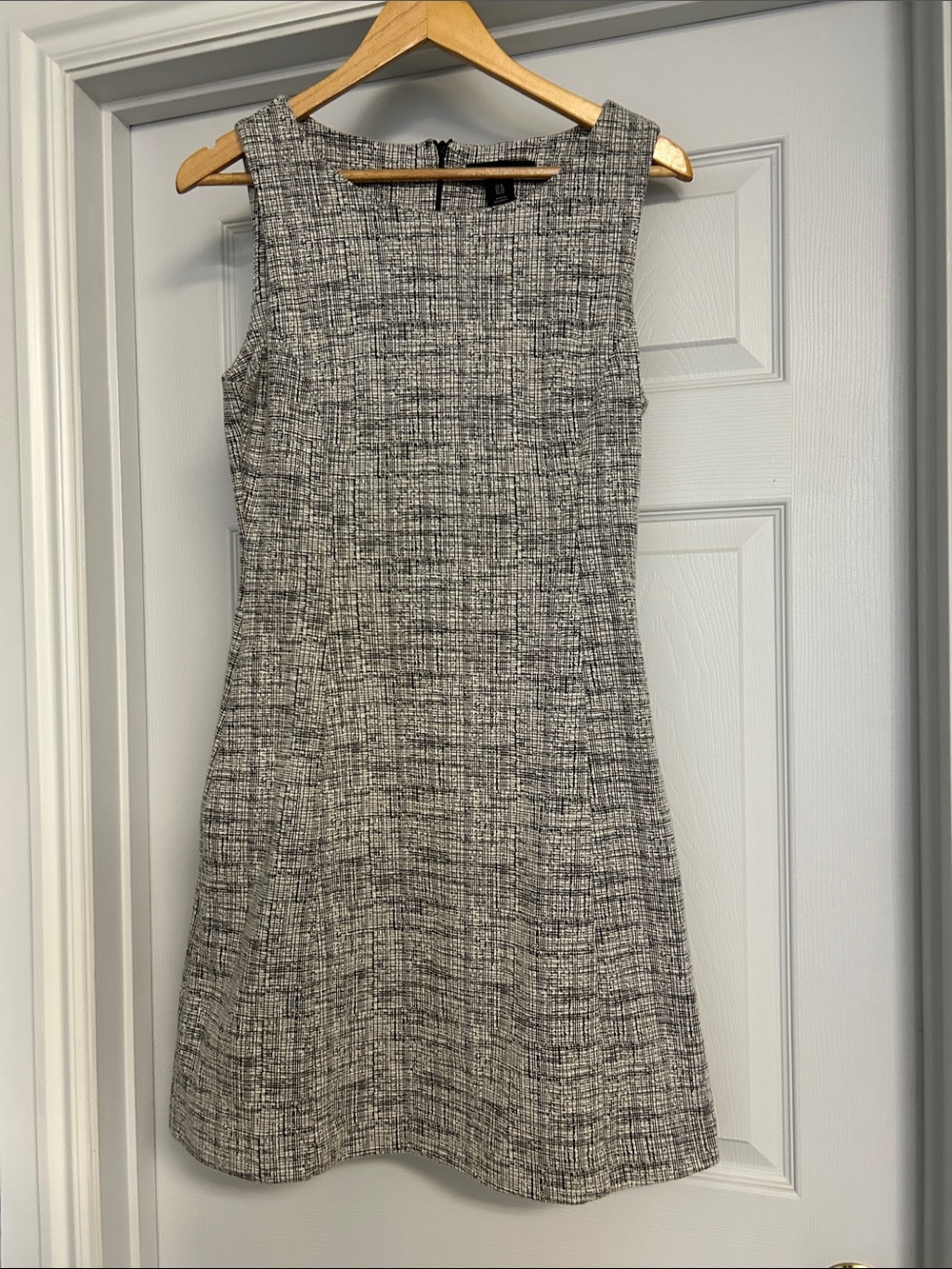 {Tahari} Sleeveless Knee-Length Knit Sheath dress